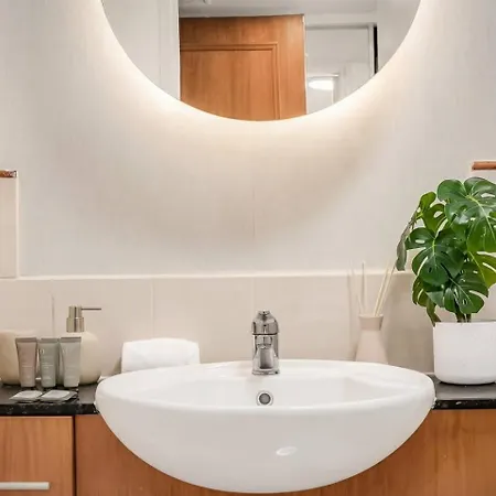 Modern Cbd W/ Balcony Views | Pool & Gym *