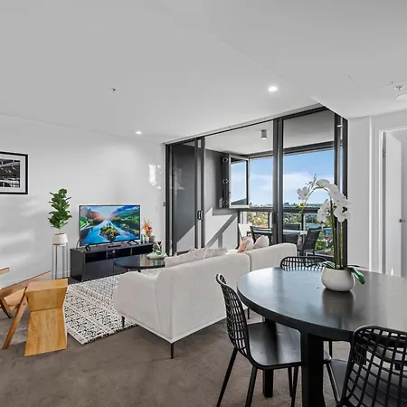 Apartment Spacious 3br Near Stadium W Views, Pool And Car Park *