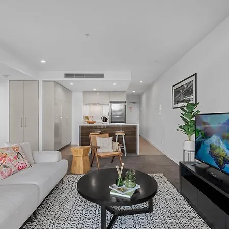Spacious 3br Near Stadium W Views, Pool And Car Park Apartment Brisbane