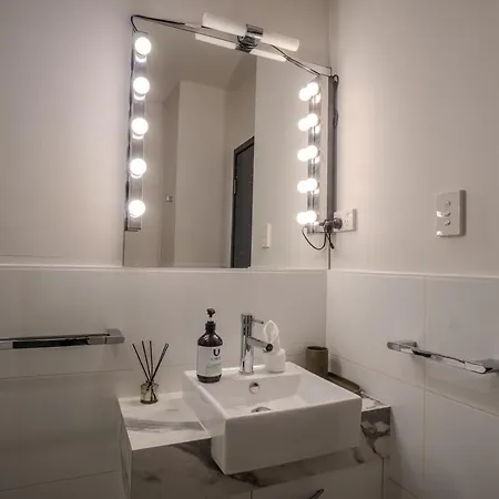 Sleeps 8 Near Uq 10 Mins Cbd Dual Living Apartment