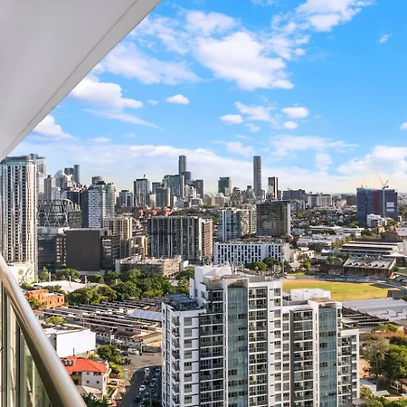 Windward - Inner-city Skyline With Pool Access Apartment Brisbane