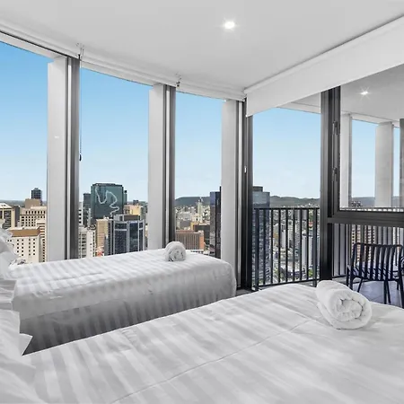 Luxury Sky-high Cbd With Pool, Gym, Parking *