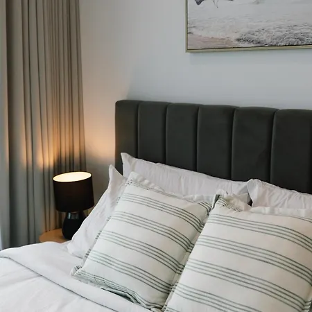 Apartment 2b2b High Floor With Riverview & Parking *