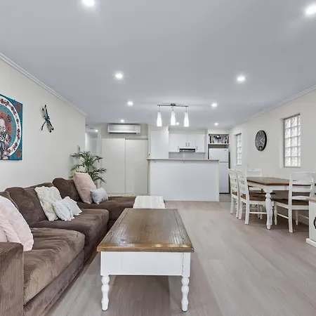 Spacious Comfortable Unit With Free Parking & Pool