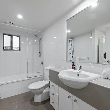 Spacious Comfortable Unit With Free Parking & Pool Apartment