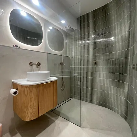 Apartment Sensational Cliff-top Waterfront *