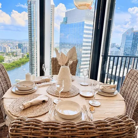Luxury Riverside Retreat, Infinity Pool, Free Parking Brisbane