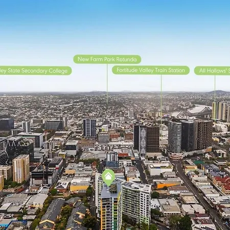 Penthouse Sleeps 8 - Cbd Views - Pools- Games - Baby Apartment