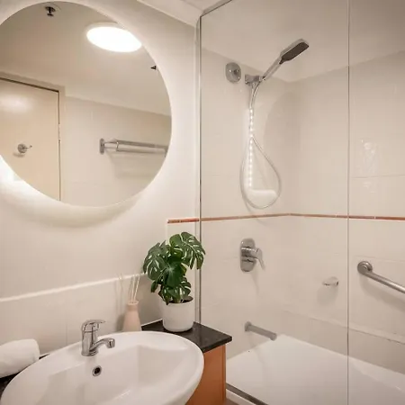 Modern Cbd W/ Balcony Views | Pool & Gym Brisbane