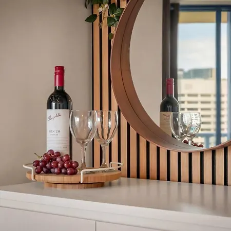 Apartment Modern Cbd W/ Balcony Views | Pool & Gym *