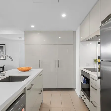 Spacious 3br Near Stadium W Views, Pool And Car Park Apartment Brisbane