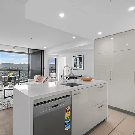 Spacious 3br Near Stadium W Views, Pool And Car Park * Brisbane