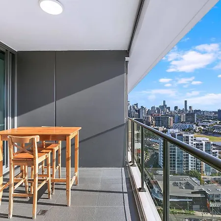 Apartment Windward - Inner-city Skyline With Pool Access *
