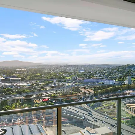 Windward - Inner-city Skyline With Pool Access *