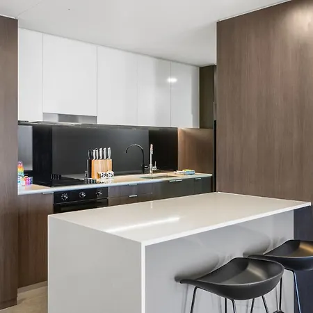 Apartment Luxury Sky-high Cbd With Pool, Gym, Parking