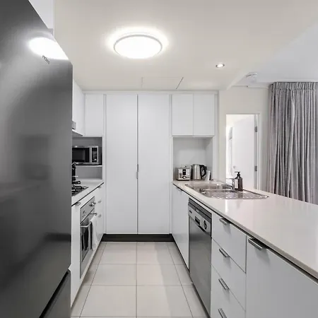 Escape 2bed-2bath-1car-pool-views - Cbd Apartment