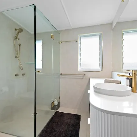 Art Deco With Modern Twist 1bed-1bath-1car-new Farm