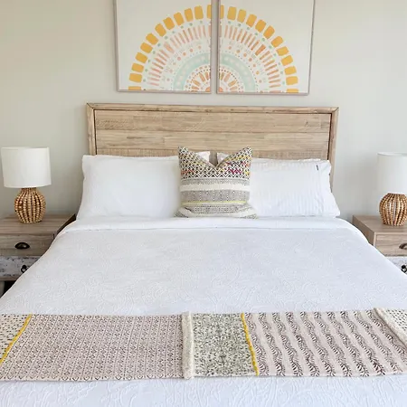 Luxury Riverside Retreat, Infinity Pool, Free Parking * Brisbane