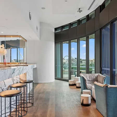 One Sky - Sleep 6 - Pools Cinema Sauna Gym Free Parking Apartment *