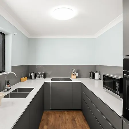 Apartment Spacious 2br Stay, Parking Pool & Balcony *