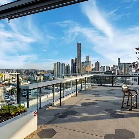 Apartment Luxury High-floor 1br Retreat With Balcony