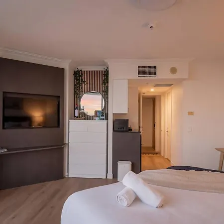 Modern Cbd W/ Balcony Views | Pool & Gym *
