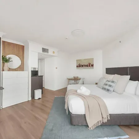 Modern Cbd W/ Balcony Views | Pool & Gym