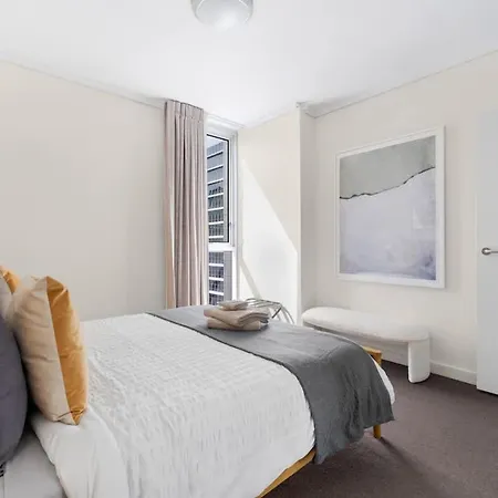 Escape 2bed-2bath-1car-pool-views - Cbd