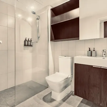 Luxury Riverside Retreat, Infinity Pool, Free Parking Apartment Brisbane