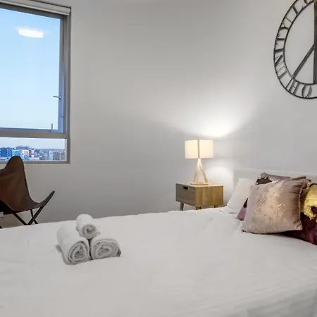 Apartment Stylish 2br With Water Views In South