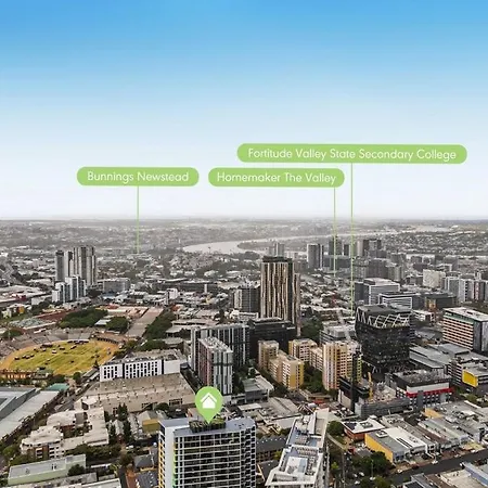 Apartment Penthouse Sleeps 8 - Cbd Views - Pools- Games - Baby *