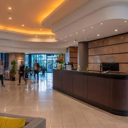Apartment Modern Cbd W/ Balcony Views | Pool & Gym *