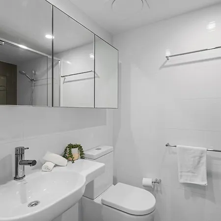 Spacious 3br Near Stadium W Views, Pool And Car Park Brisbane