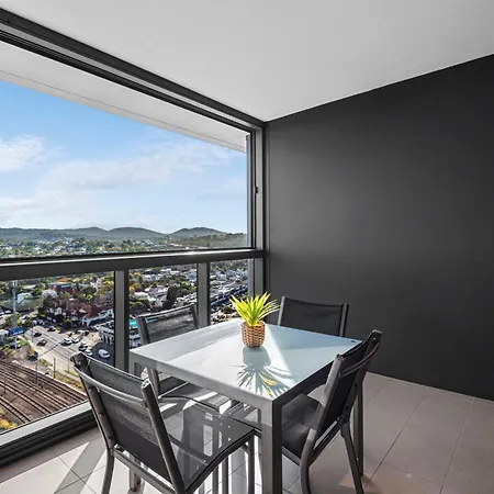 Spacious 3br Near Stadium W Views, Pool And Car Park *