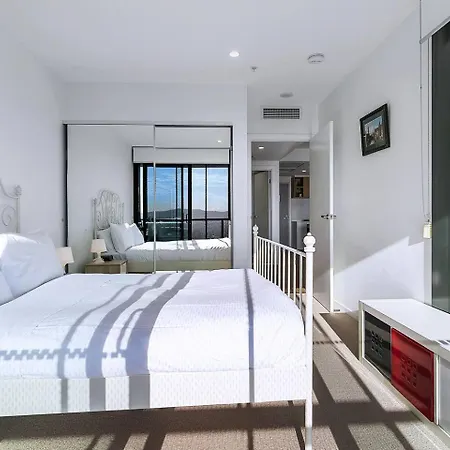 Windward - Inner-city Skyline With Pool Access
