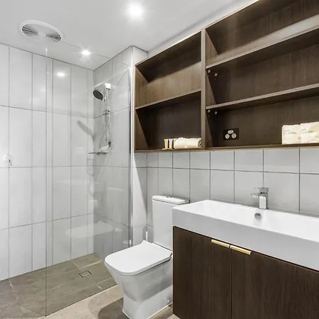Apartment Luxury Sky-high Cbd With Pool, Gym, Parking *