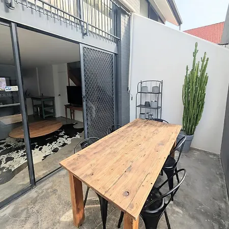 Apartment Quiet New Farm Retreat With Pool & Free Parking *