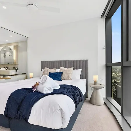 3 Bedroom Luxury In The Sky Apartment *