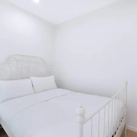 Windward - Inner-city Skyline With Pool Access Apartment