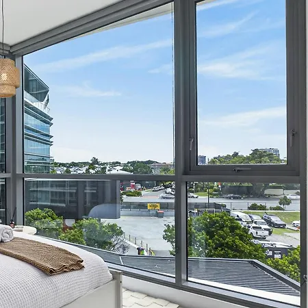 Portside Luxe Retreat 2br Free Parking & Pool *