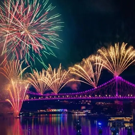 Luxury Riverside Retreat, Infinity Pool, Free Parking Brisbane