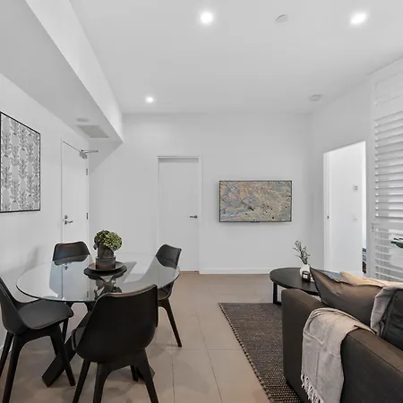 Penthouse Sleeps 8 - Cbd Views - Pools- Games - Baby Apartment *