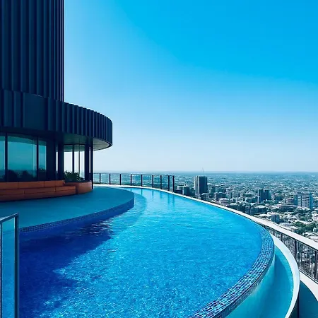 Luxury Riverside Retreat, Infinity Pool, Free Parking Apartment *