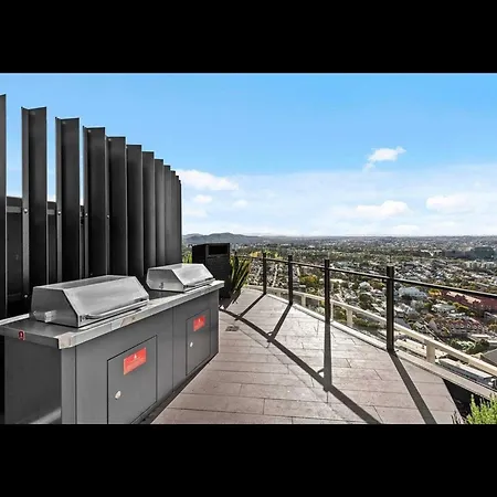 Luxury Sky-high Cbd With Pool, Gym, Parking Apartment *