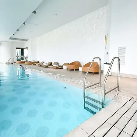 One Sky - Sleep 6 - Pools Cinema Sauna Gym Free Parking Apartment *