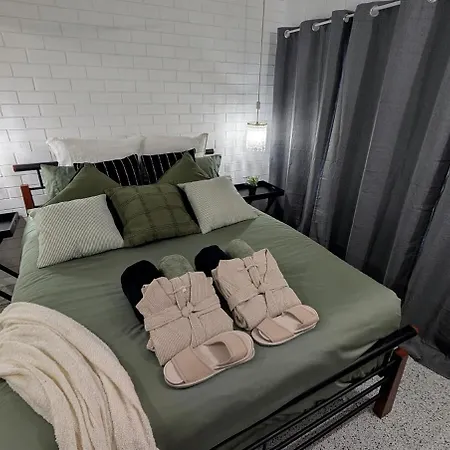 Peaceful, Pool, Lowtox, B'fast Included, Yoga Yard * Brisbane