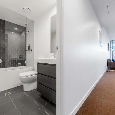 Stylish 2br With Water Views In South Apartment Brisbane