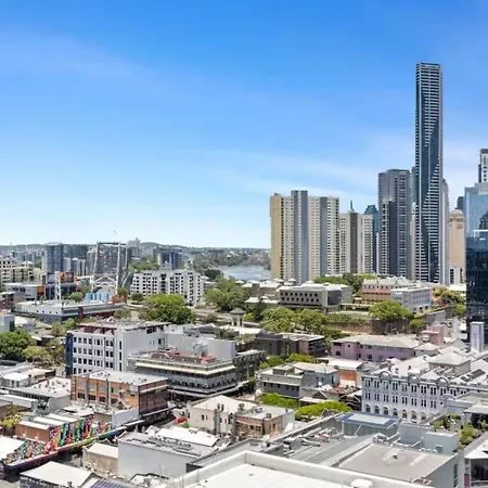 Luxury High-floor 1br Retreat With Balcony Brisbane
