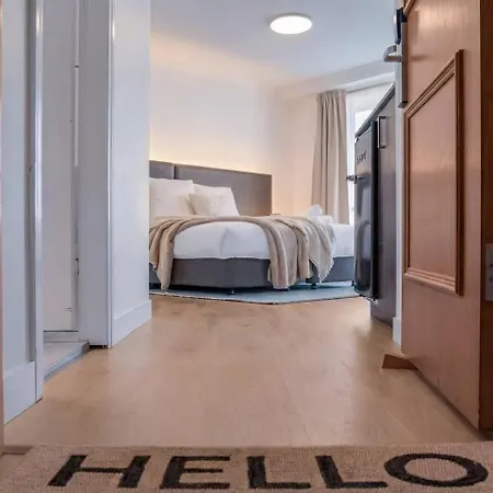 Modern Cbd W/ Balcony Views | Pool & Gym Apartment