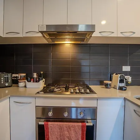Sleeps 8 Near Uq 10 Mins Cbd Dual Living Apartment
